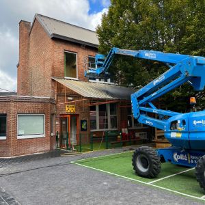 Reinigen van plat dak met behulp van hoogtewerker